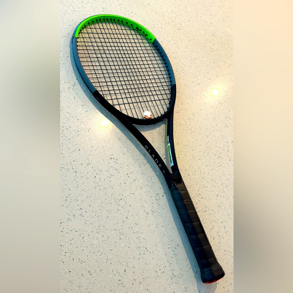 Wilson Blade 98 V7 Tennis Racket EUC 16x19 black used a few times 3 4 3/8 grip